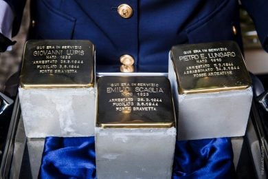 A Roma «pietre d’inciampo» per ricordare i poliziotti eroi