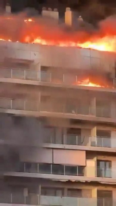 Incendio in un palazzo di Valencia. 4 morti | video