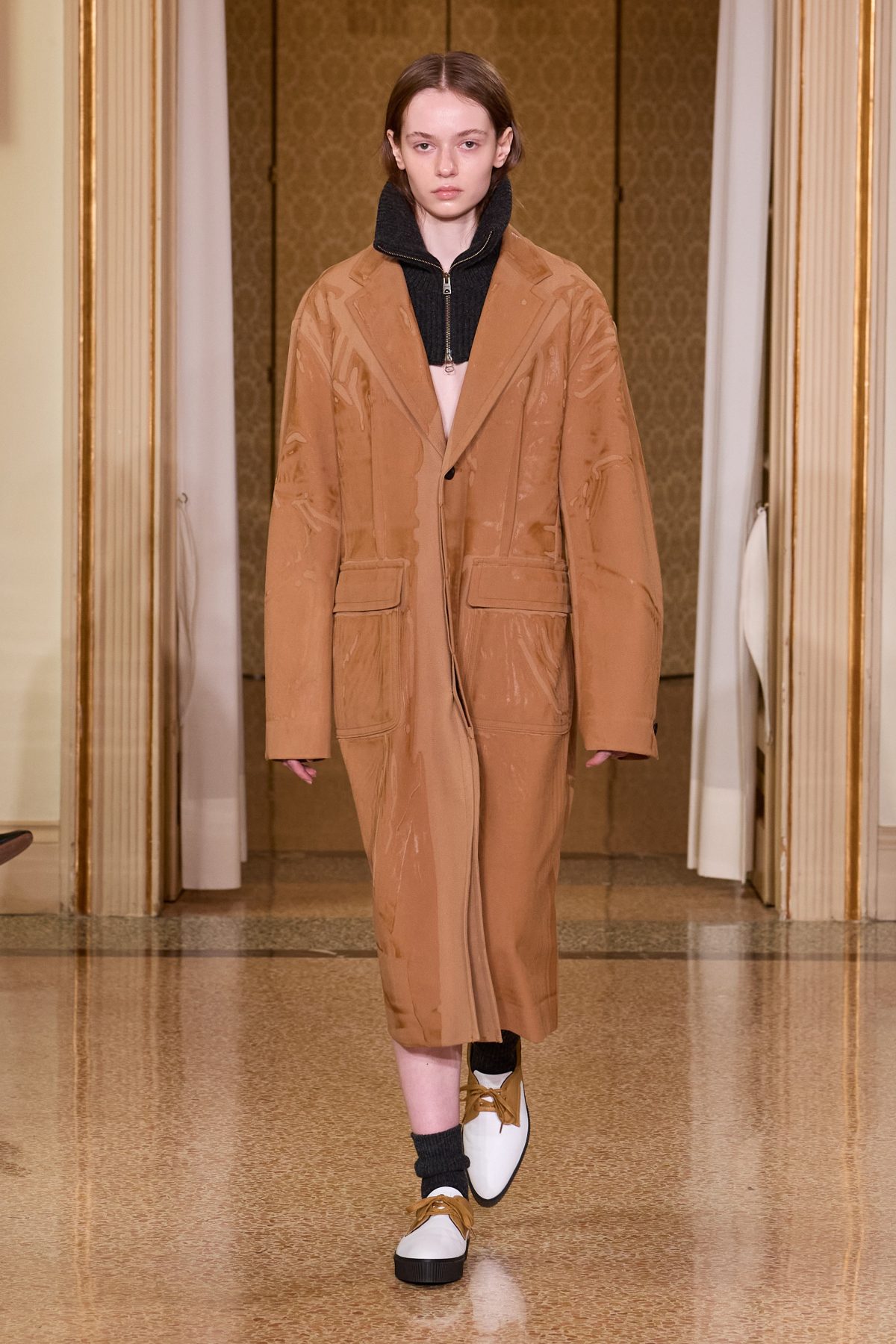 Galleria foto 'Colori inaspettati, nuove silhouette e molto altro alla Milano Fashion Week' - foto 15