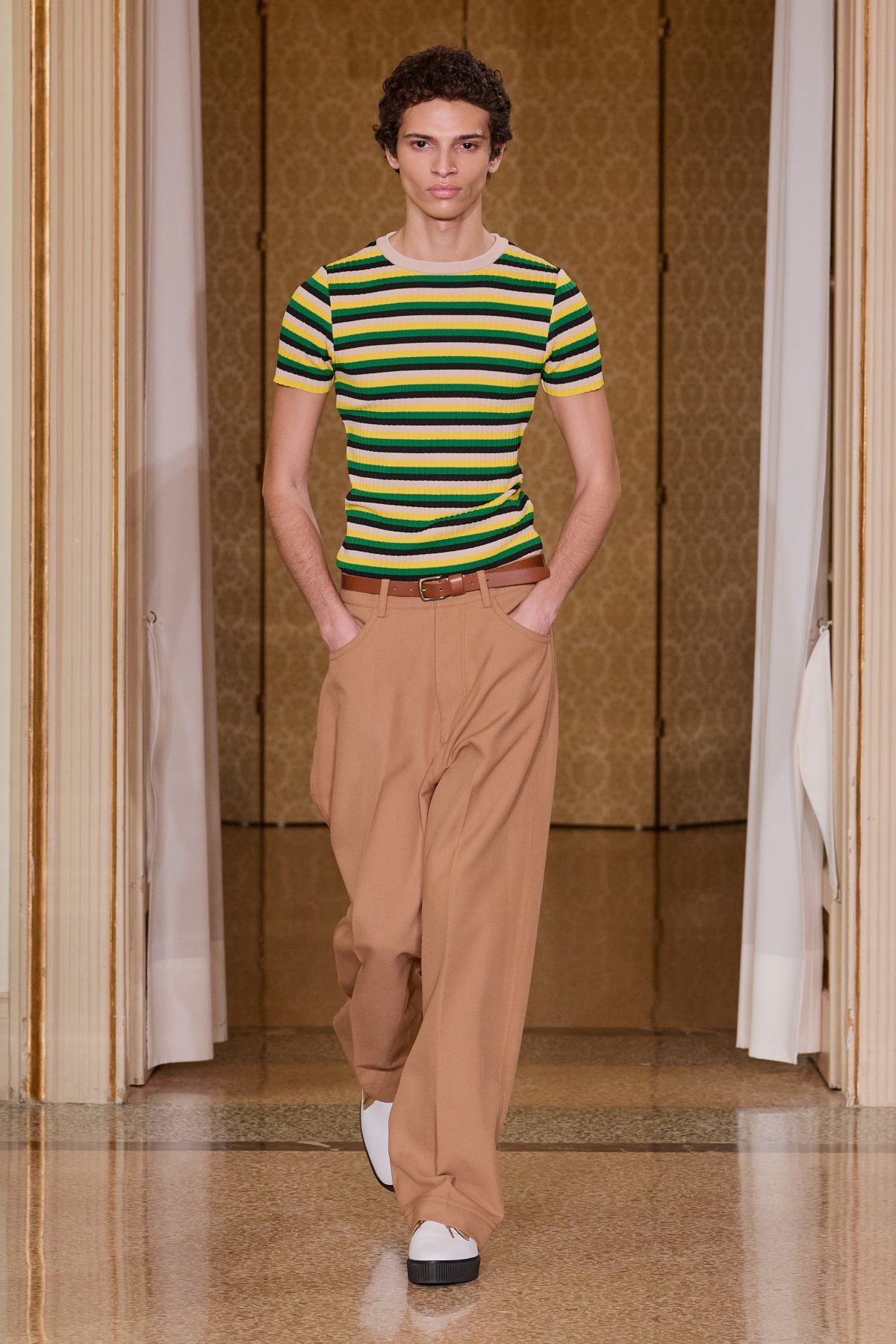 Galleria foto 'Colori inaspettati, nuove silhouette e molto altro alla Milano Fashion Week' - foto 14