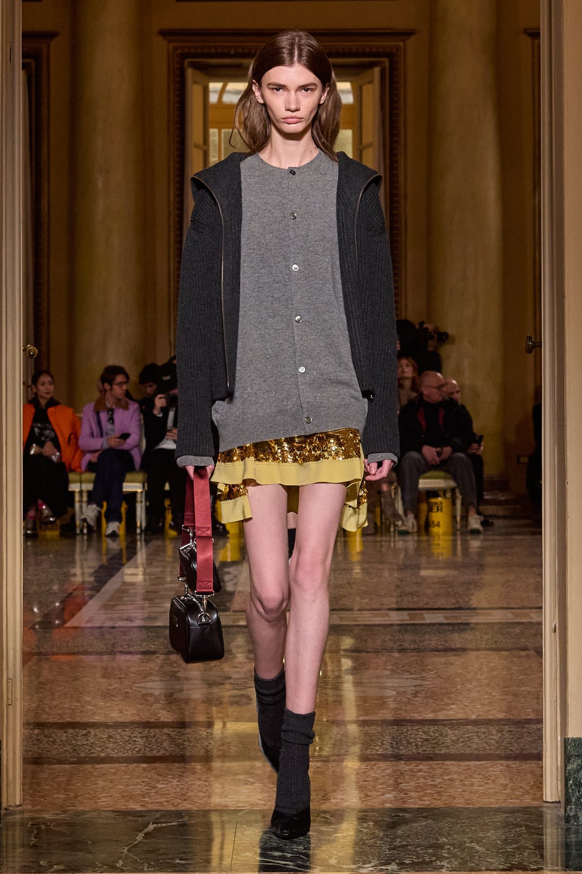 Galleria foto 'Colori inaspettati, nuove silhouette e molto altro alla Milano Fashion Week' - foto 12