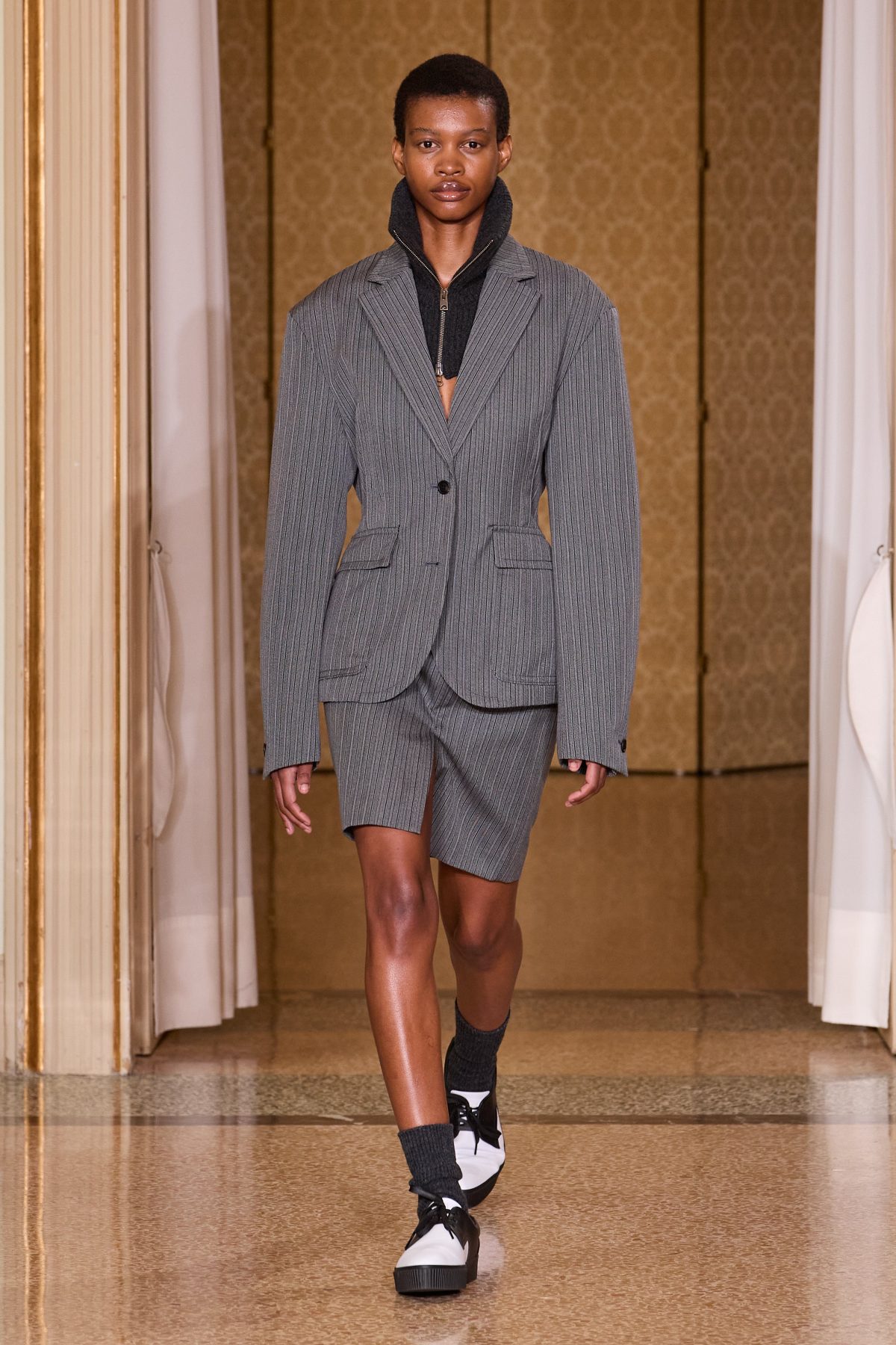 Galleria foto 'Colori inaspettati, nuove silhouette e molto altro alla Milano Fashion Week' - foto 10