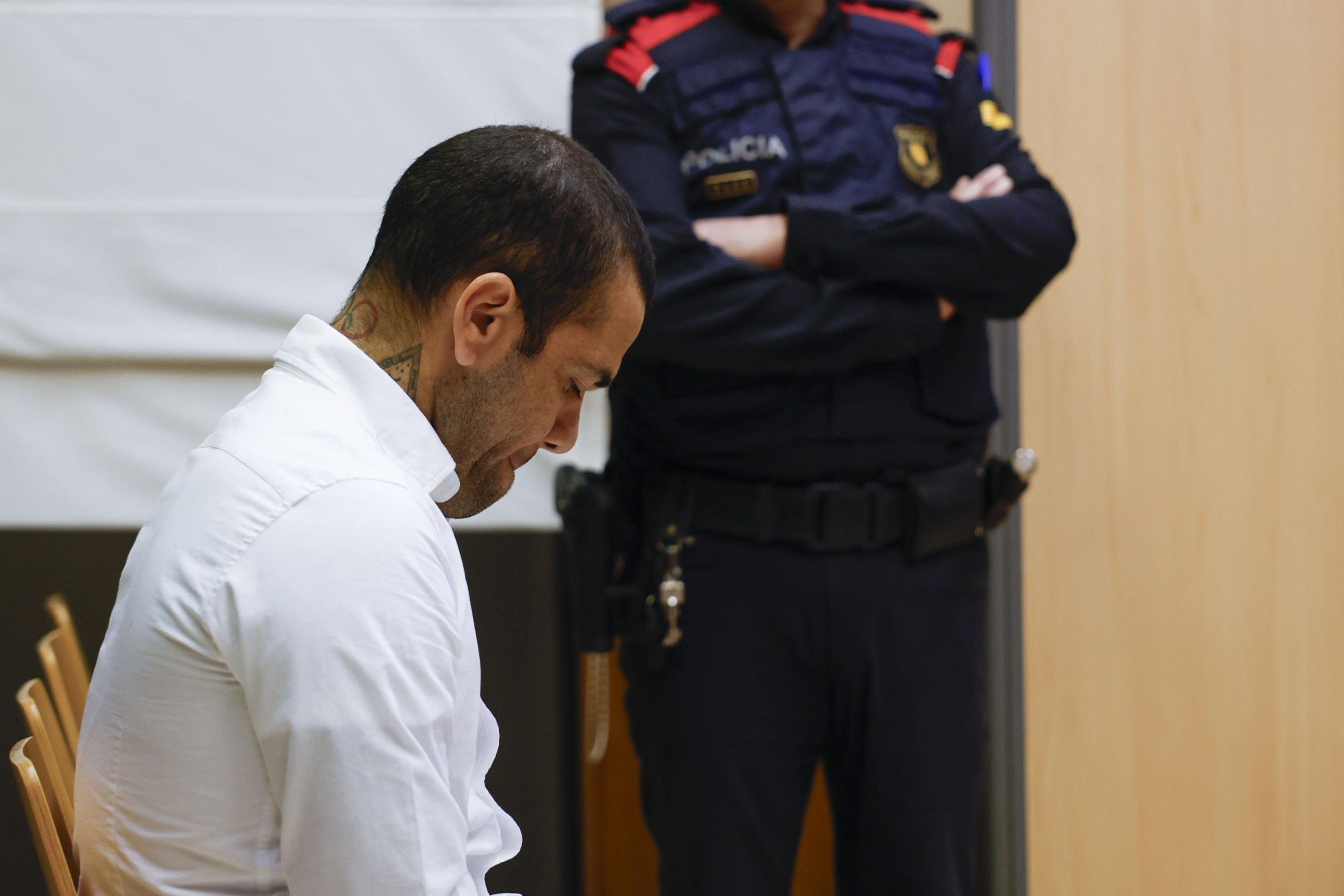 Dani Alves condannato a 4 anni e mezzo di carcere per stupro Dani Alves condannato a 4 anni e mezzo di carcere per stupro