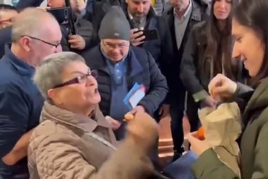 Schlein Contestata da una pensionata «Vada a lavorare» | video
