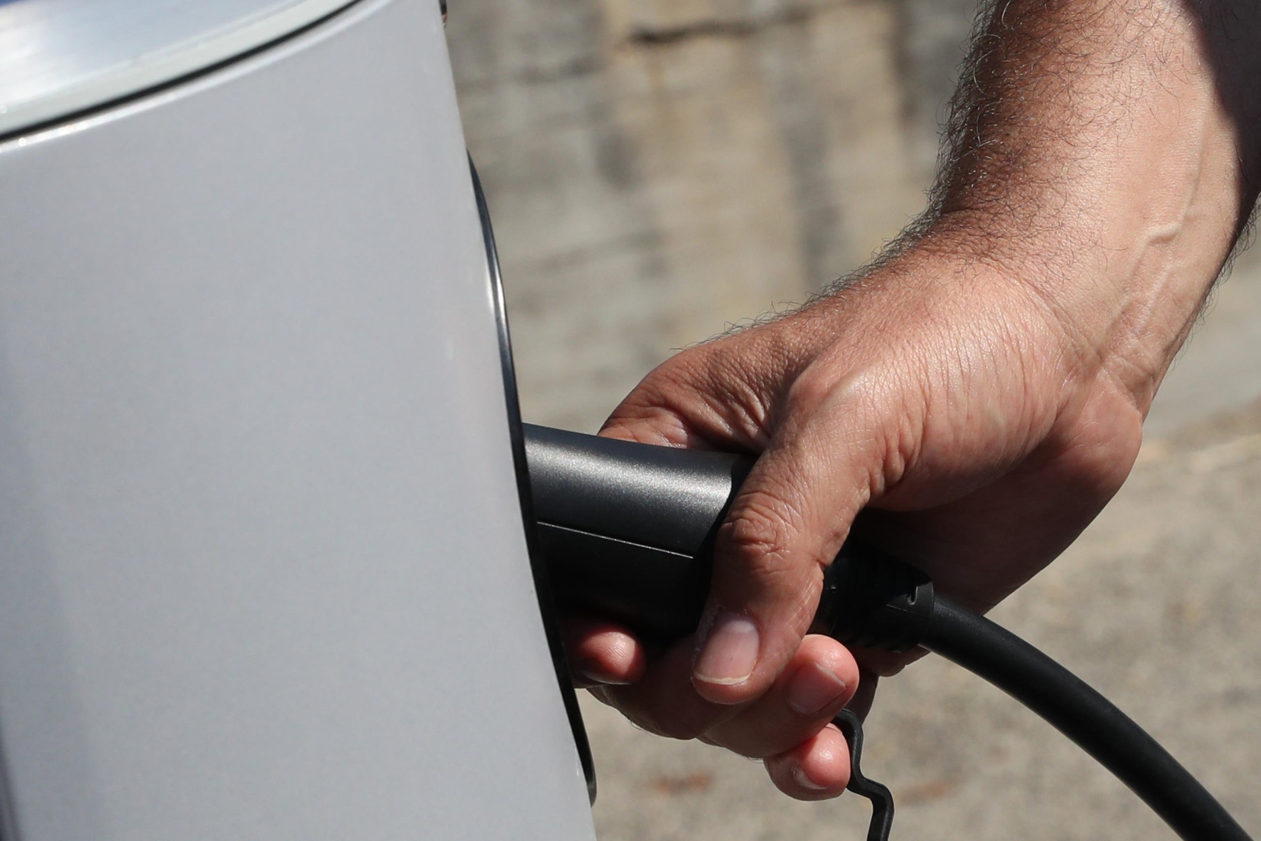 Colonnine per l’auto elettrica a quota 50 mila, ma la metà è inutilizzabile