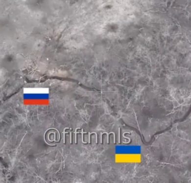 Soldato russo uccide due prigionieri ucraini | video