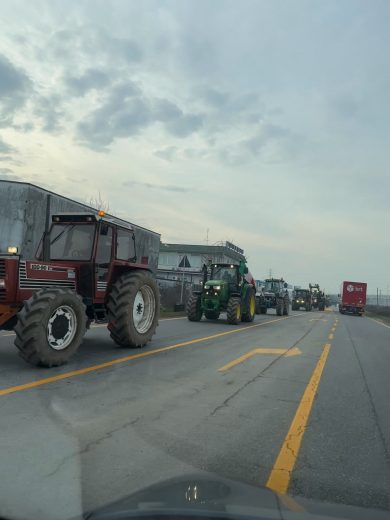 Trattori: la protesta in provincia di Milano tra traffico in tilt e disagi | video