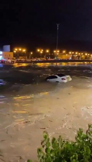 Alluvione in Oman, auto trascinate via | video