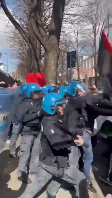 Napoli, scontri tra manifestanti pro-Ghali e la Polizia alla sede Rai | video