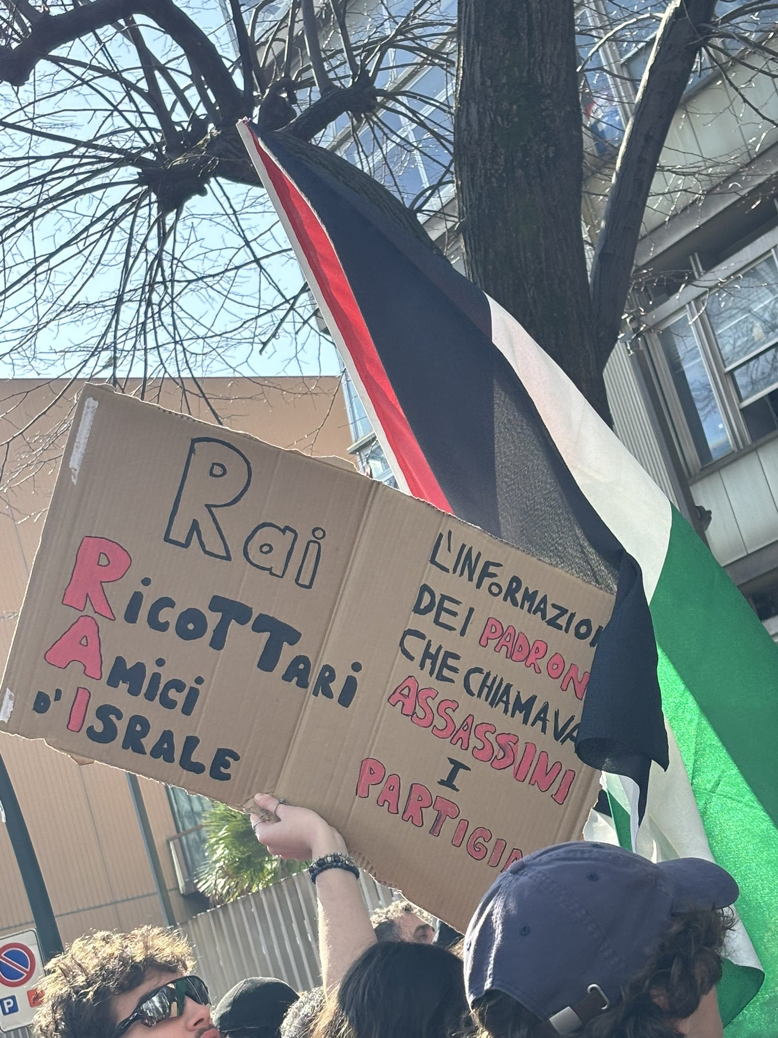 Napoli, picchiati i manifestanti sotto la sede Rai Napoli, picchiati i manifestanti sotto la sede Rai