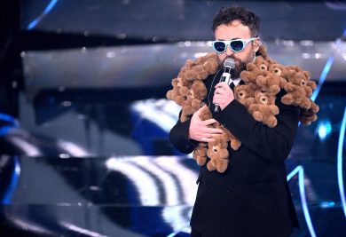 Perché i rapper a Sanremo si vergognano del rap?