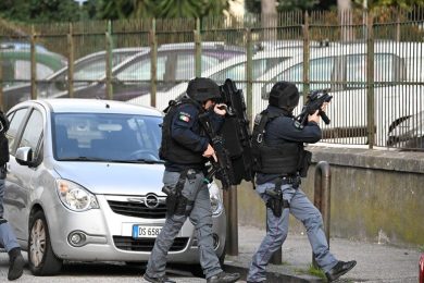 Napoli: uomo armato barricato in casa