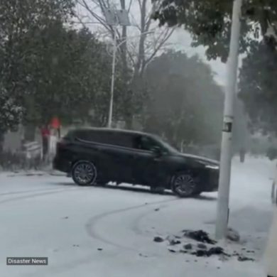 Cina, neve blocca automobili | video