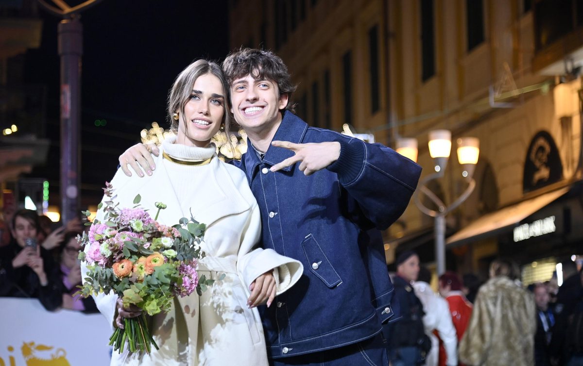 Galleria foto 'I primi look di Sanremo 2024 sfoggiati sul Green Carpet' - foto 23