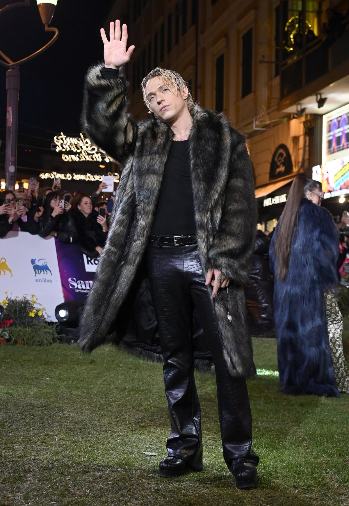 Galleria foto 'I primi look di Sanremo 2024 sfoggiati sul Green Carpet' - foto 3