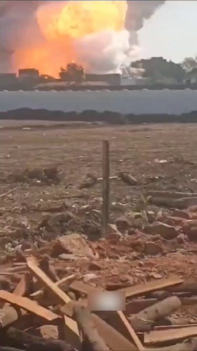 India: esplosione nella fabbrica di petardi | video