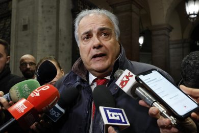 Niente domiciliari per Ilaria Salis. Il padre: «Ci hanno lasciati soli»