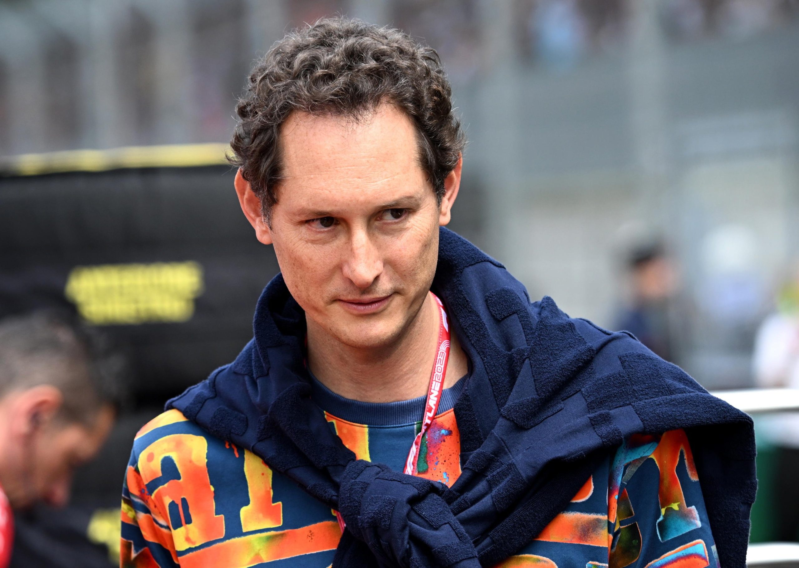 Le due facce di John Elkann che compra Hamilton ma «minaccia» il Governo per vendere auto elettriche