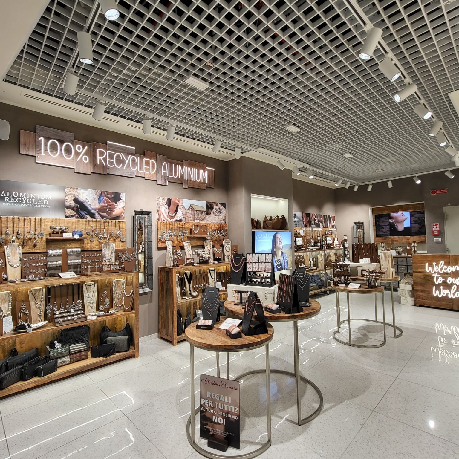 Apre all’aeroporto di Fiumicino il nuovo store Vestopazzo Apre all’aeroporto di Fiumicino il nuovo store Vestopazzo