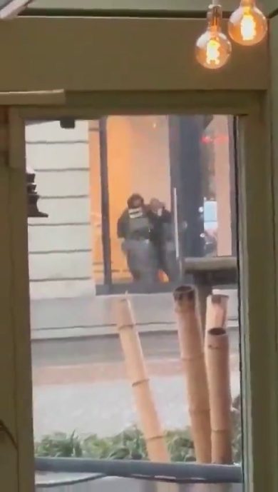 Olanda, persone in ostaggio in un caffè di Ede | video