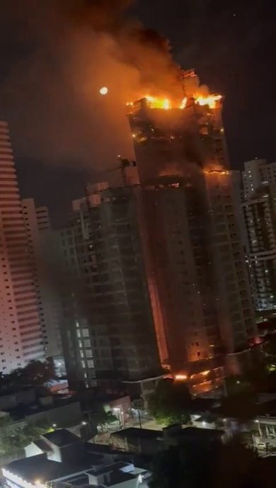 Brasile, edificio viene avvolto dalle fiamme | video