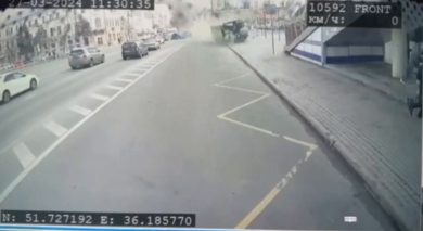 Incidente a Kursk: autobus travolge decine di persone | video