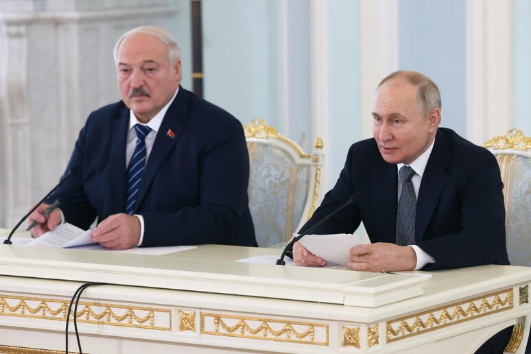 Lukashenko smentisce Putin. «I terroristi hanno tentato la fuga verso Minsk» Lukashenko smentisce Putin. «I terroristi hanno tentato la fuga verso Minsk»