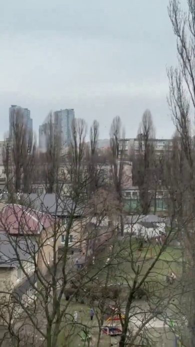 Kiev colpita da missili e droni russi. Bambini di una scuola scappano nei rifugi | video