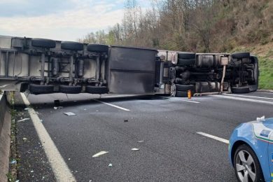 A1: camion si ribalta in autostrada. Traffico in tilt e code fino a 10 km
