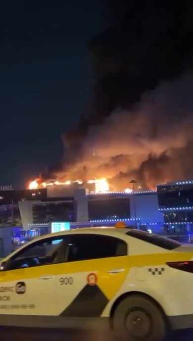 Mosca, attentato alla sala concerti. Palazzo in fiamme | video