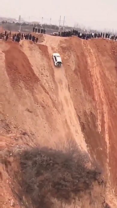 Il fuoristrada si arrampica lungo una parete di sabbia verticale | video