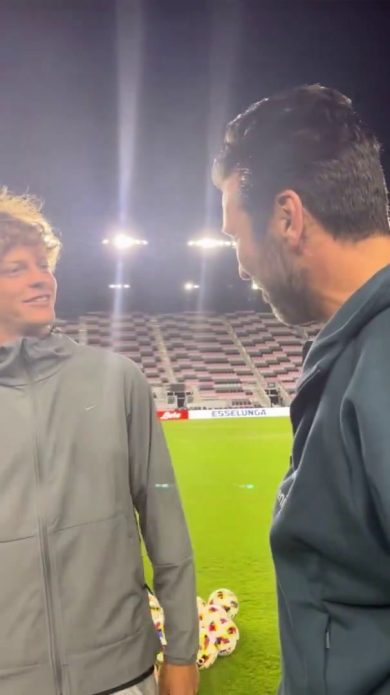 Sinner in visita alla Nazionale di calcio a Miami | video