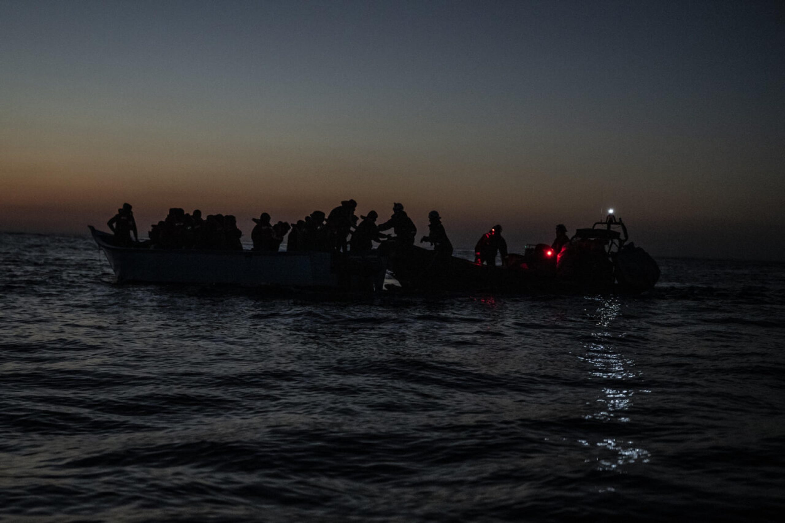 Basta Italia, la nuova rotta dei migranti porta alle Canarie, per fame e lotta alla Spagna