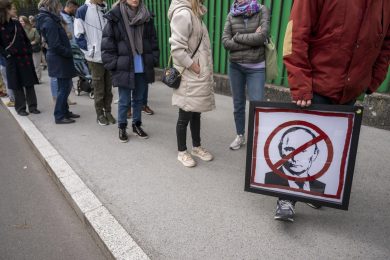 Elezioni in Russia: scatta la protesta di mezzogiorno. Decine di arresti