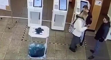 Elezioni in Russia: donna versa inchiostro nell’urna per protesta | video