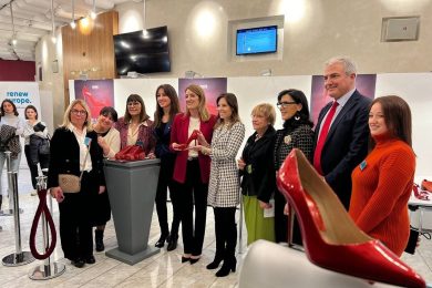 «Scarpe Rosse» la mostra contro la violenza sulle donne inaugurata a Bruxelles
