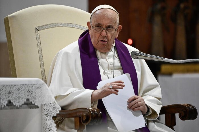 Papa: “Ucraina abbia il coraggio di alzare bandiera bianca e negoziare. Io sono qui” Papa: “Ucraina abbia il coraggio di alzare bandiera bianca e negoziare. Io sono qui”