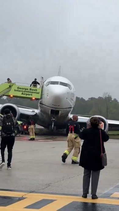 Incidente all’aeroporto di Houston: Boeing 737 Max della United Airlines esce di pista | video