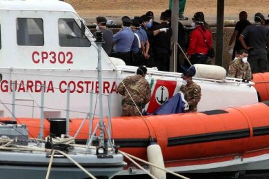 Migranti: recuperate a Lampedusa 46 persone intrappolati sugli scogli. C’è anche un morto