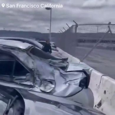 Boeing 777 perde una ruota in volo | video