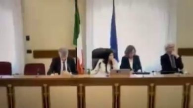 Rumori strani durante l’audizione di Cantone in commissione antimafia | video