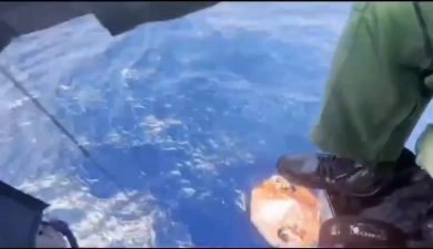 Il soccorso della Marina indiana alla nave greca colpita dagli Houthi | video