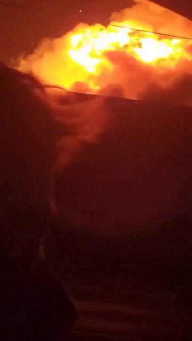 Espolsioni e fiamme in un d distributore di benzina in Michigan | video