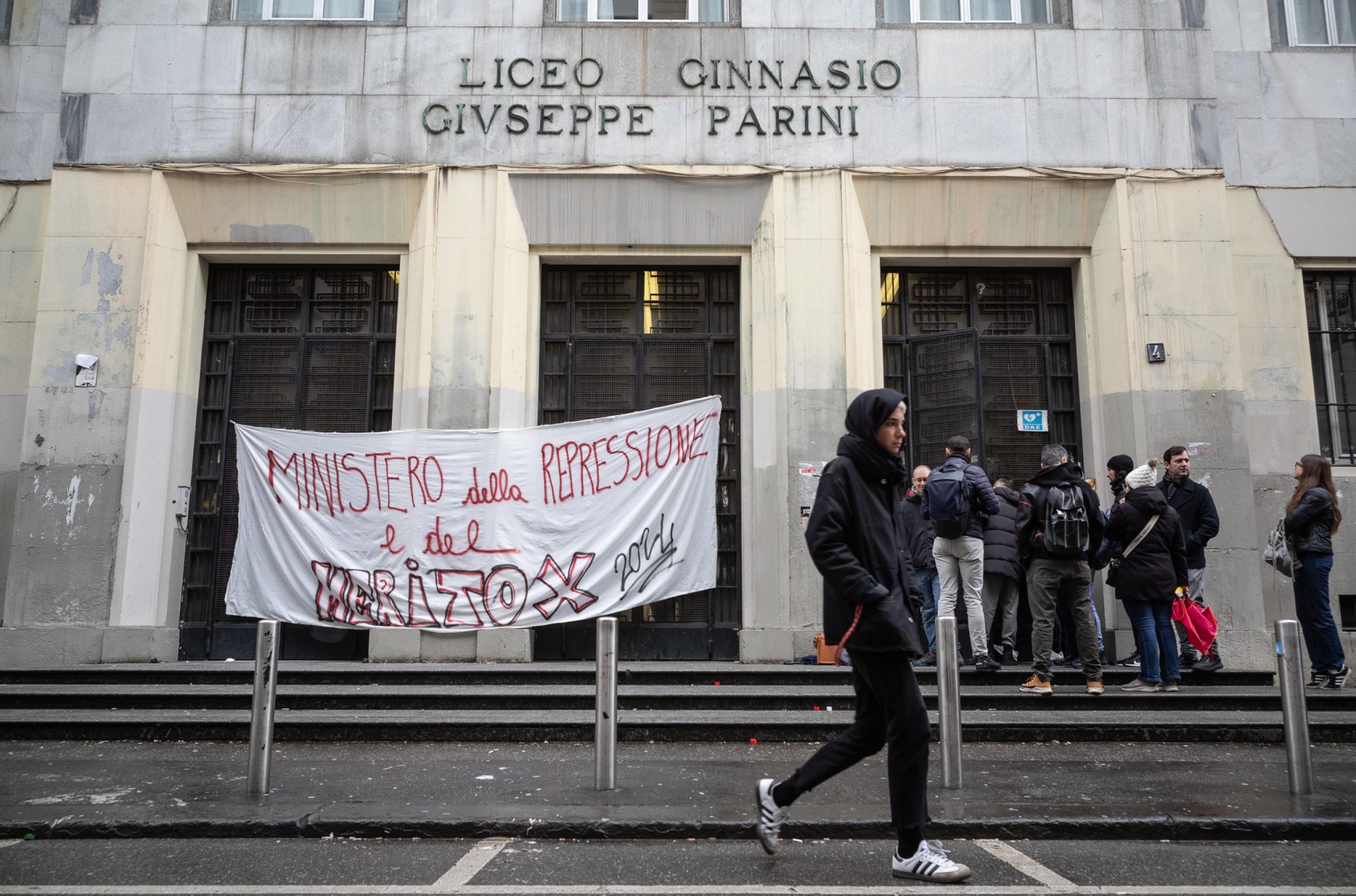 Il Parini occupato (ancora) nel Mondo al Contrario delle proteste scolastiche