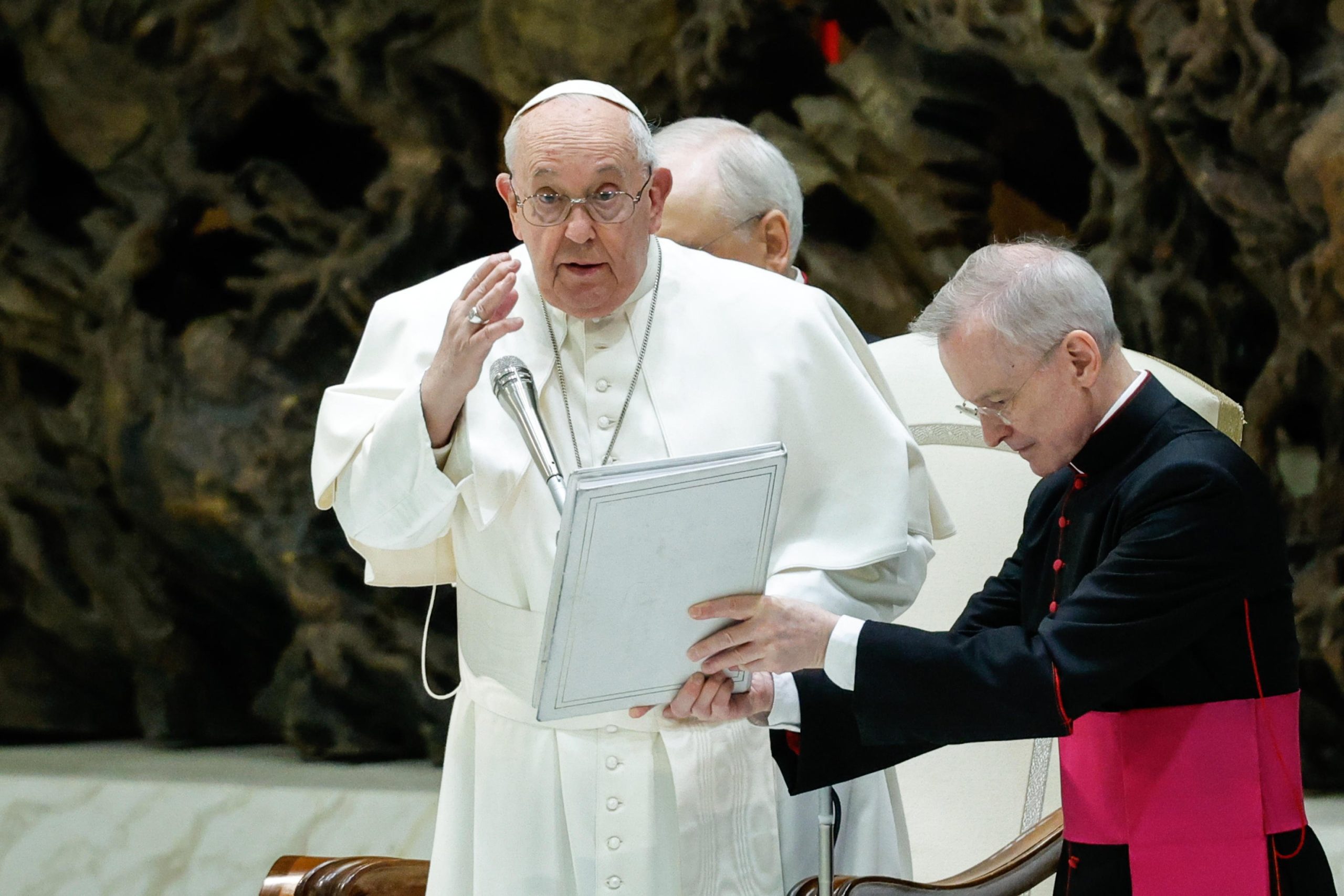 Per Papa Francesco l’ideologia gender è un pericolo. E nessuno a sinistra osa criticare