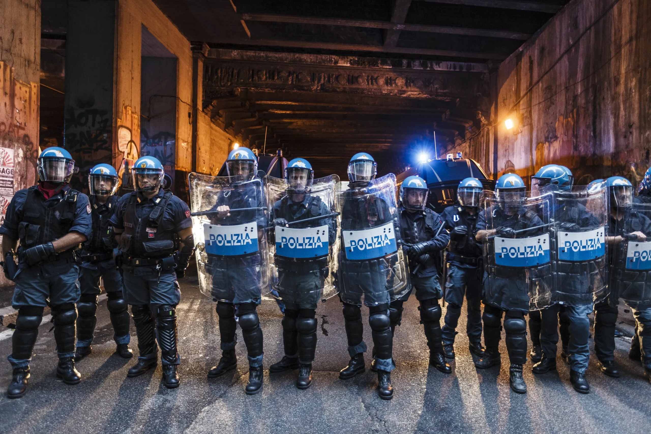 È partita la caccia allo sbirro. Al G7 si rischia il bis di Genova È partita la caccia allo sbirro. Al G7 si rischia il bis di Genova