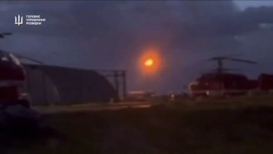 Ucraini distruggono elicottero russo in aeroporto militare a Mosca | video