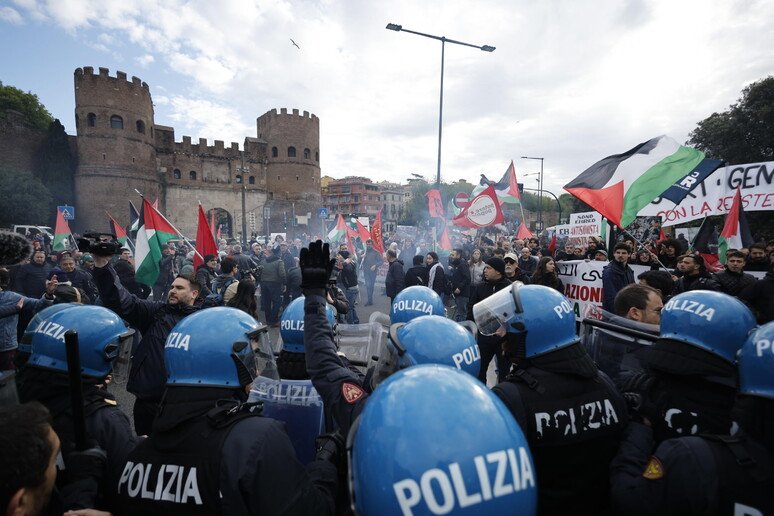 Roma: tensioni al corteo per il 25 aprile tra Brigata ebraica e Pro Palestina Roma: tensioni al corteo per il 25 aprile tra Brigata ebraica e Pro Palestina