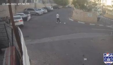 Attentato a Gerusalemme: terroristi palestinesi fuggono in auto | video