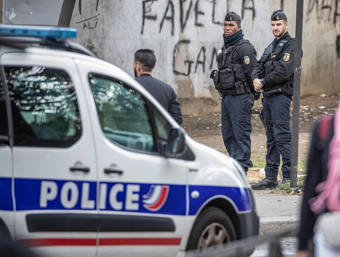 Parigi: fermato l’uomo che minacciava di farsi esplodere all’interno del consolato iraniano Parigi: fermato l’uomo che minacciava di farsi esplodere all’interno del consolato iraniano
